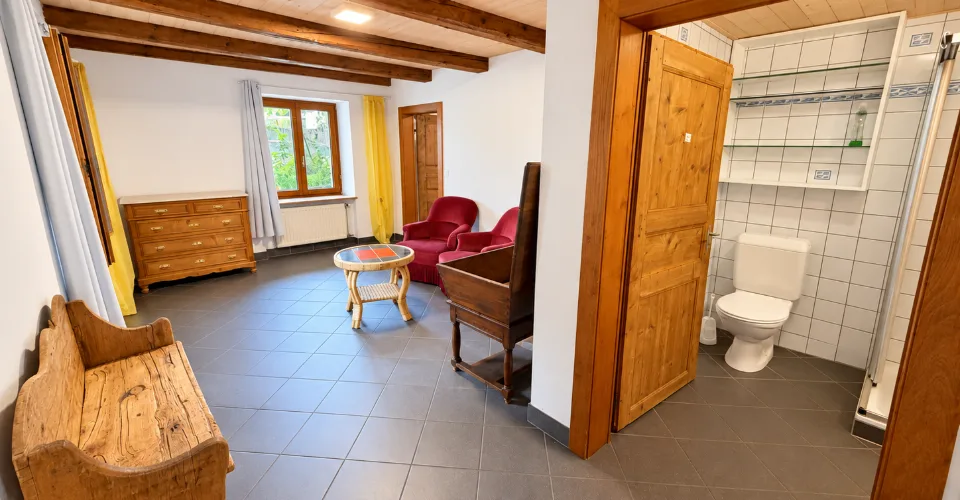 Charmant appartement de 2,5 pièces au rez-de-chaussée à Fontenais – photo 4 sur 10