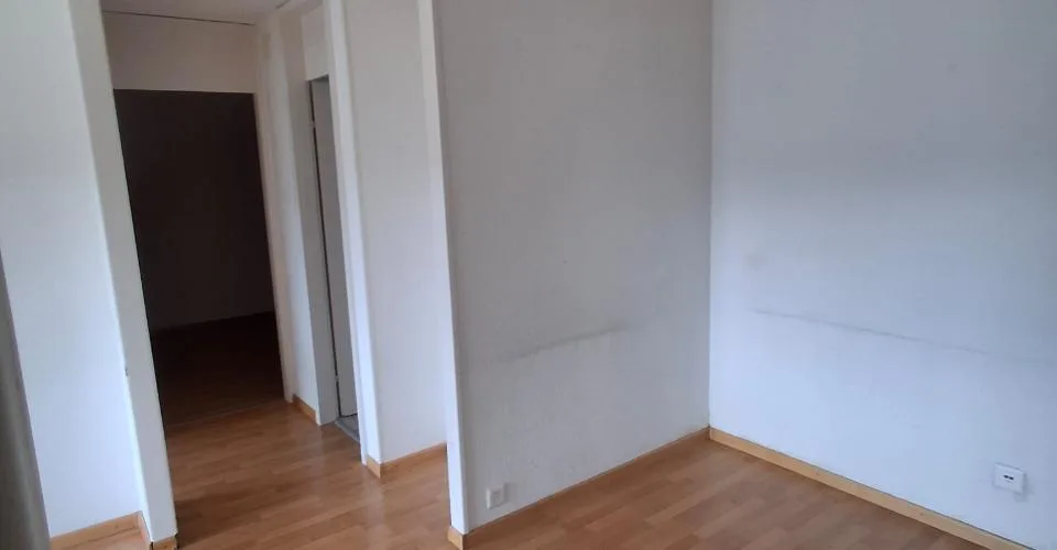 Two and a half room apartment with balcony in La Chaux-de-Fonds – photo 2 of 5