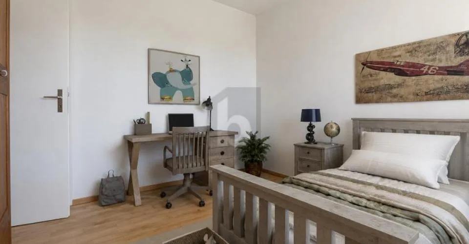 Naturally situated with high-quality construction and plenty of space! – photo 10 of 12