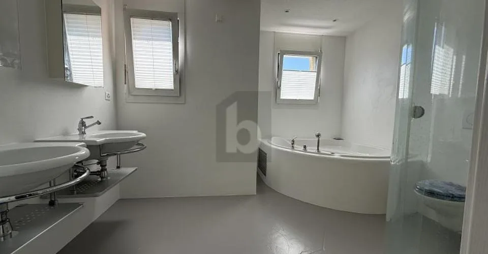 Naturally situated with high-quality construction and plenty of space! – photo 11 of 12