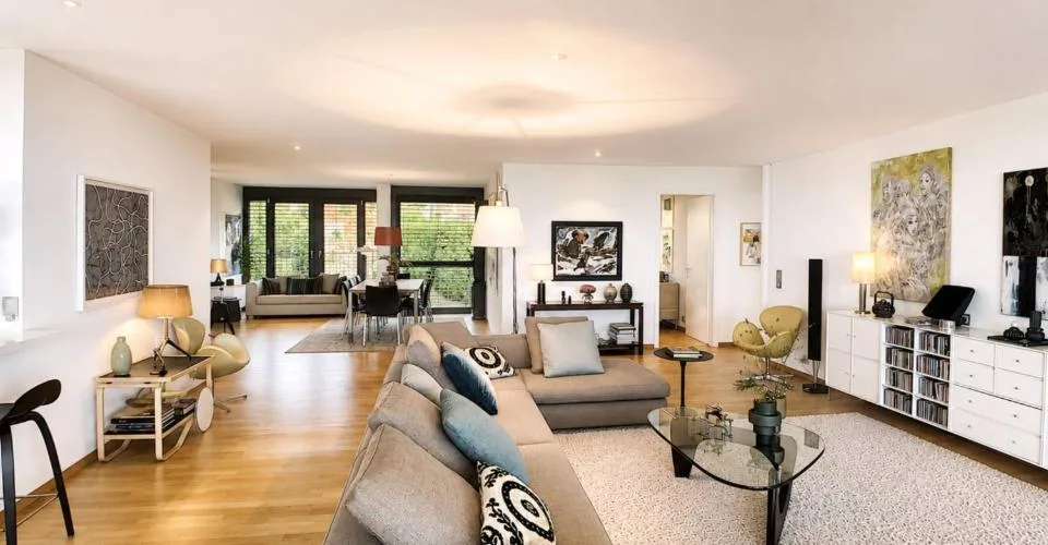 Spacieux appartement contemporain de 5.5 pièces avec vue panoramique – Foto 2 von 26