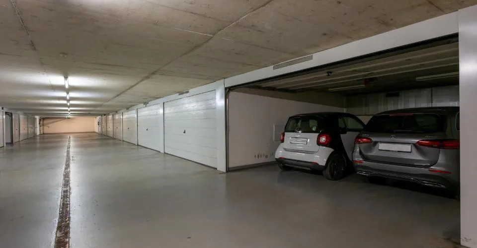 Appartement traversant d’exception de 151m² avec 2 jardins de 87², véranda vitrée de 25m² et double box de 31m² – Foto 17 von 20