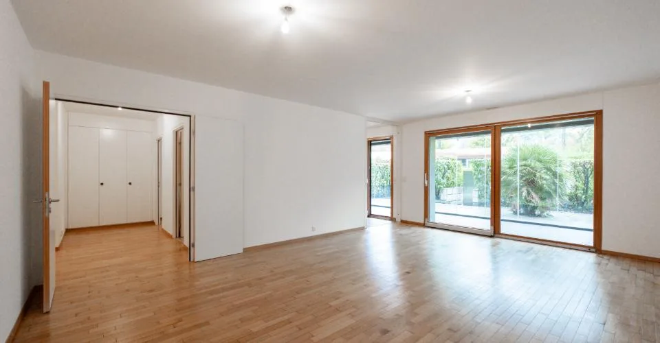 Appartement traversant d’exception de 151m² avec 2 jardins de 87², véranda vitrée de 25m² et double box de 31m² – Foto 5 von 20