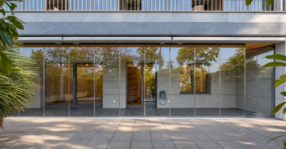 Appartement traversant d’exception de 151m² avec 2 jardins de 87², véranda vitrée de 25m² et double box de 31m² – Foto 3 von 20