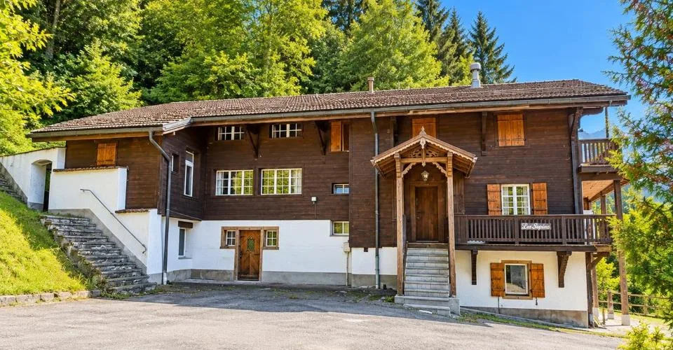Grand character chalet to renovate in Villars-sur-Ollon, magnificent view – photo 3 of 13