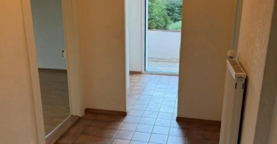 Séjour, cuisine agencée, 2chambres, s.bains,wc, parc compris, quartier tranquille, sans animaux – Foto 3 von 5