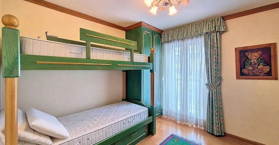 Geräumige 7.5 Zimmerwohnung ideal im Zentrum der Station gelegen – Foto 15 von 20