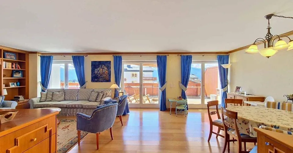 Geräumige 7.5 Zimmerwohnung ideal im Zentrum der Station gelegen – Foto 12 von 20