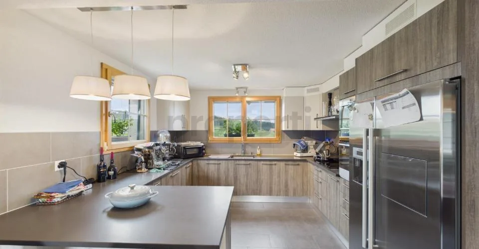 Atemberaubende Aussicht, Großer Garten mit Pizzaofen, Fußbodenheizung, Keller & Idyllischer Familienrahmen! – Foto 5 von 26