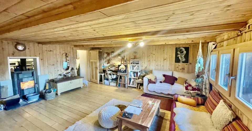 Appartement 2.5 pièces en attique rénové plein de charme avec jardin à Icogne, à 10 minutes de Crans-Montana – Foto 2 von 10