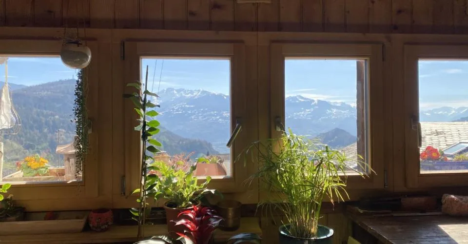 Appartement 2.5 pièces en attique rénové plein de charme avec jardin à Icogne, à 10 minutes de Crans-Montana – Foto 4 von 10