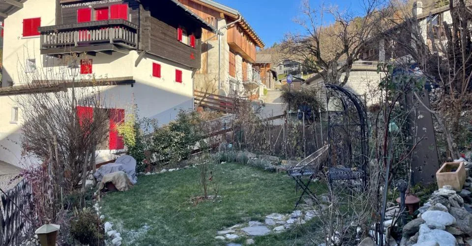 Appartement 2.5 pièces en attique rénové plein de charme avec jardin à Icogne, à 10 minutes de Crans-Montana – Foto 3 von 10