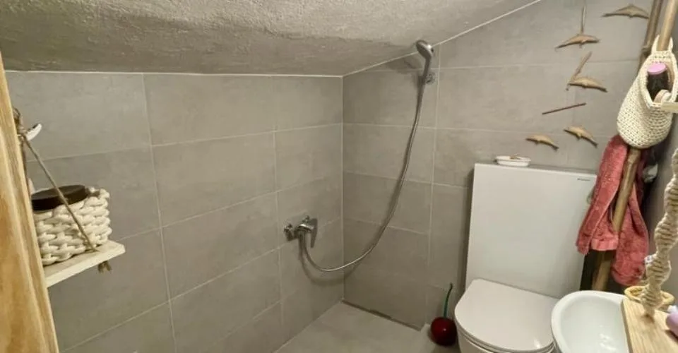 Appartement 2.5 pièces en attique rénové plein de charme avec jardin à Icogne, à 10 minutes de Crans-Montana – Foto 9 von 10
