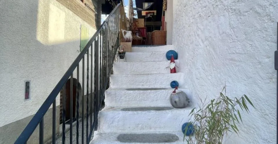 Appartement 2.5 pièces en attique rénové plein de charme avec jardin à Icogne, à 10 minutes de Crans-Montana – Foto 10 von 10