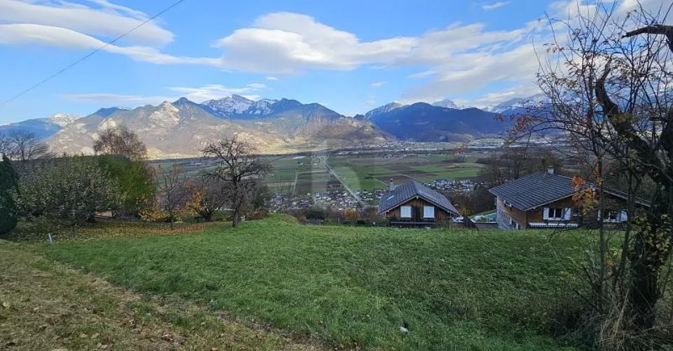 TRÈS ENSOLEILLÉ AVEC VUE SUR LES MONTAGNES – Foto 5 von 6