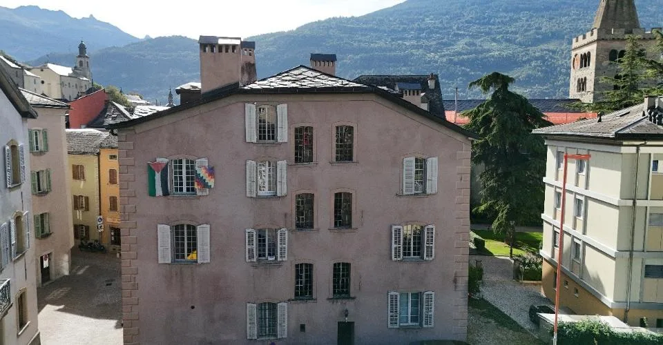 Sion, maison historique au cœur de la vieille ville composé de 5 appartements et 2 bureaux – Foto 2 von 26
