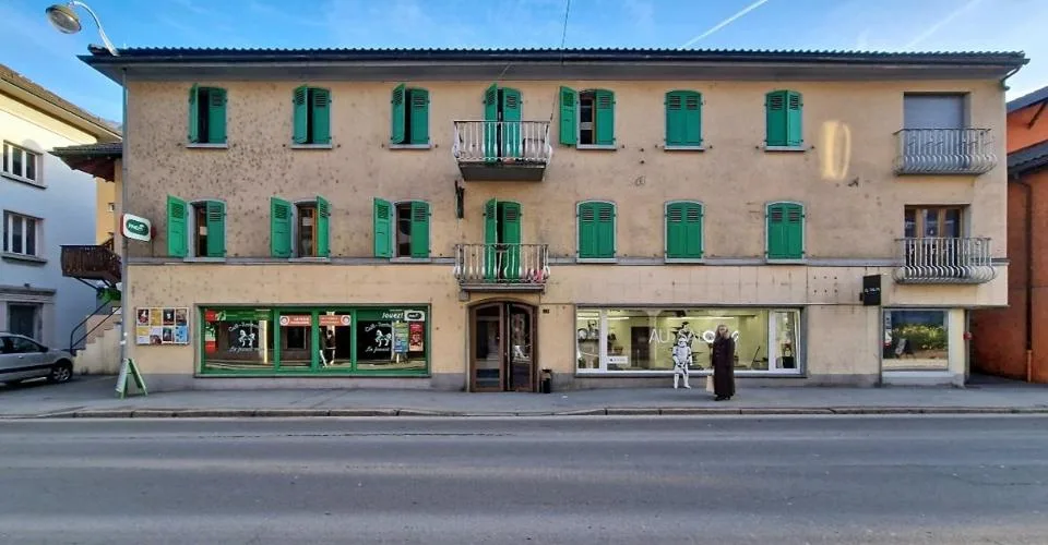Saxon, lot de 2 immeubles de rendement, 11 appartements, 1 restaurant, 1 commerce, 9 pl. de parc – Foto 2 von 19