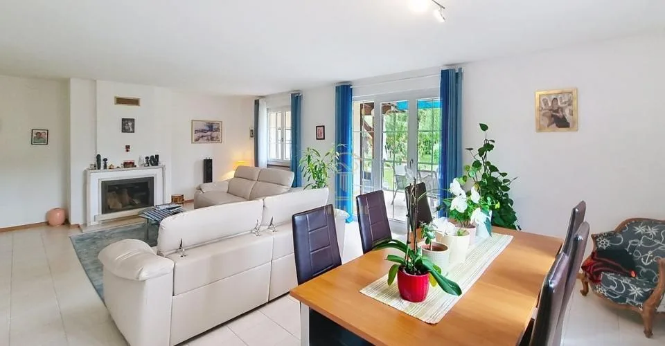 RENENS - Villa mitoyenne de 5.5 p. avec grand jardin. Pas inscrite dans une PPE. – foto 2 di 13