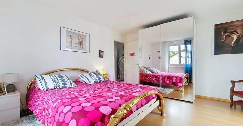 RENENS - Villa mitoyenne de 5.5 p. avec grand jardin. Pas inscrite dans une PPE. – foto 7 di 13