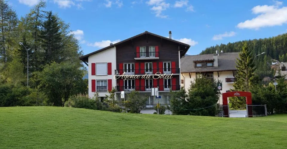 À louer pour la saison d'hiver : Bel appartement 2.5 pièces au bord du golf Severiano Ballesteros ! – foto 2 di 8