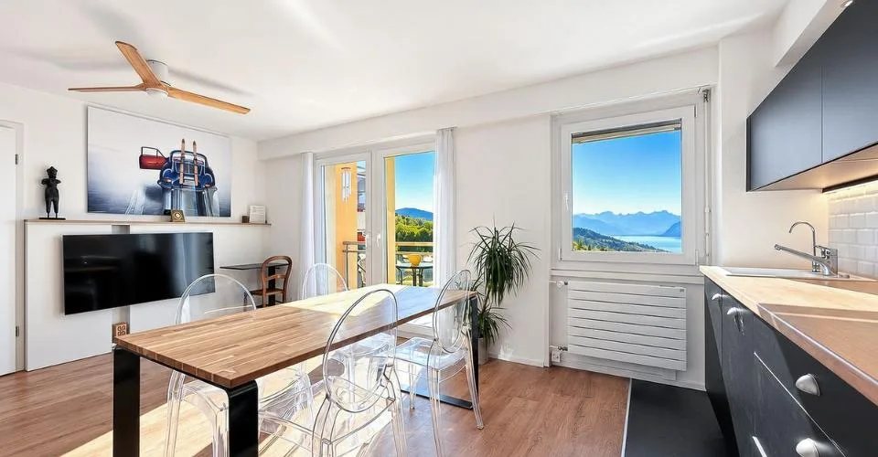 Élégant 2.5 pièces rénové, vue panoramique sur le lac et les Alpes – Foto 3 von 13