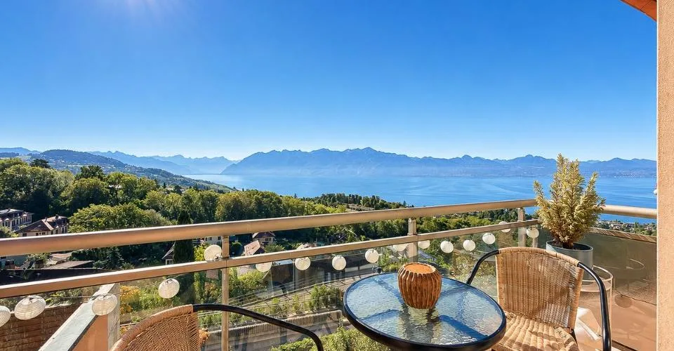 Élégant 2.5 pièces rénové, vue panoramique sur le lac et les Alpes – Foto 6 von 13