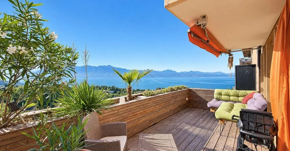 Élégant 2.5 pièces rénové, vue panoramique sur le lac et les Alpes – Foto 12 von 13