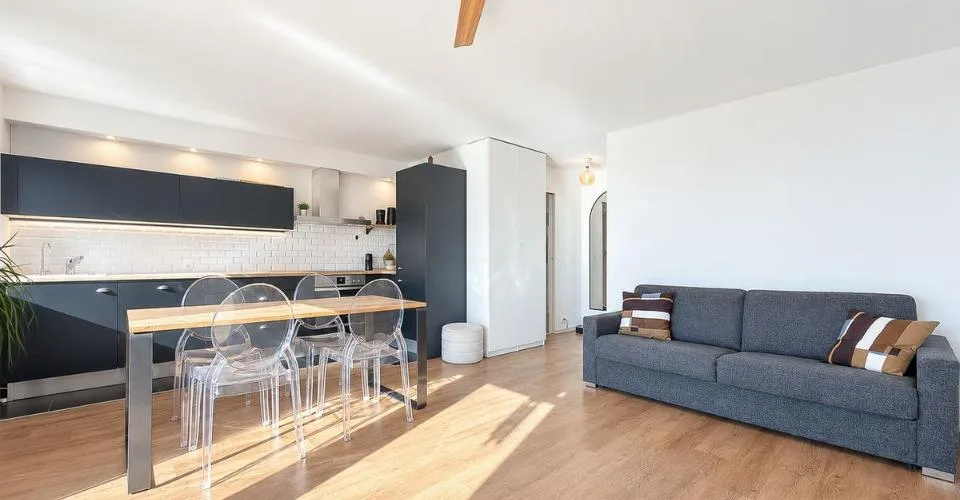Élégant 2.5 pièces rénové, vue panoramique sur le lac et les Alpes – Foto 4 von 13