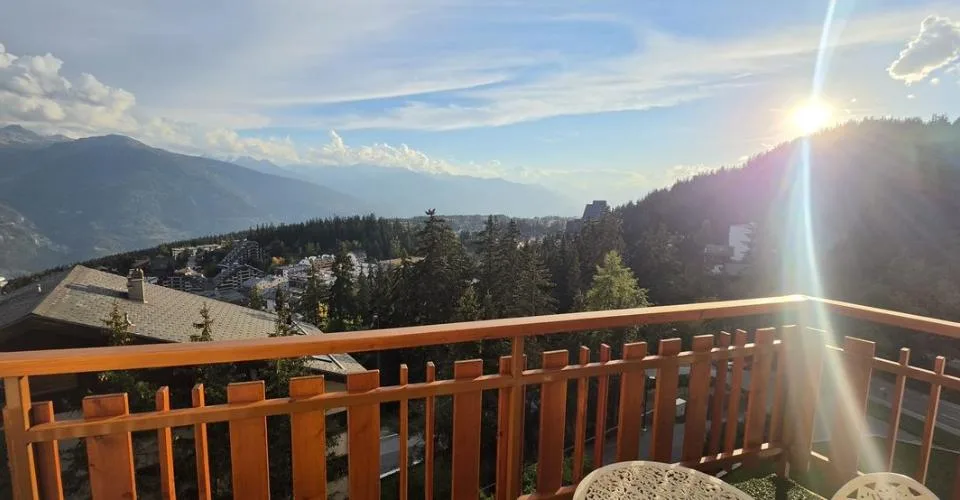 À louer à l'année - Appartement meublé de 2,5 pièces avec balcon et vue sur les montagnes – Foto 2 von 6