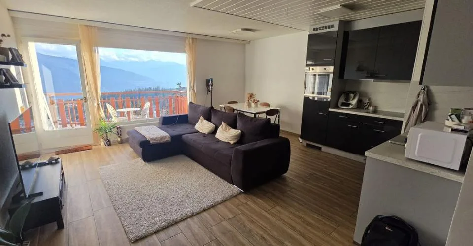 À louer à l'année - Appartement meublé de 2,5 pièces avec balcon et vue sur les montagnes – Foto 5 von 6