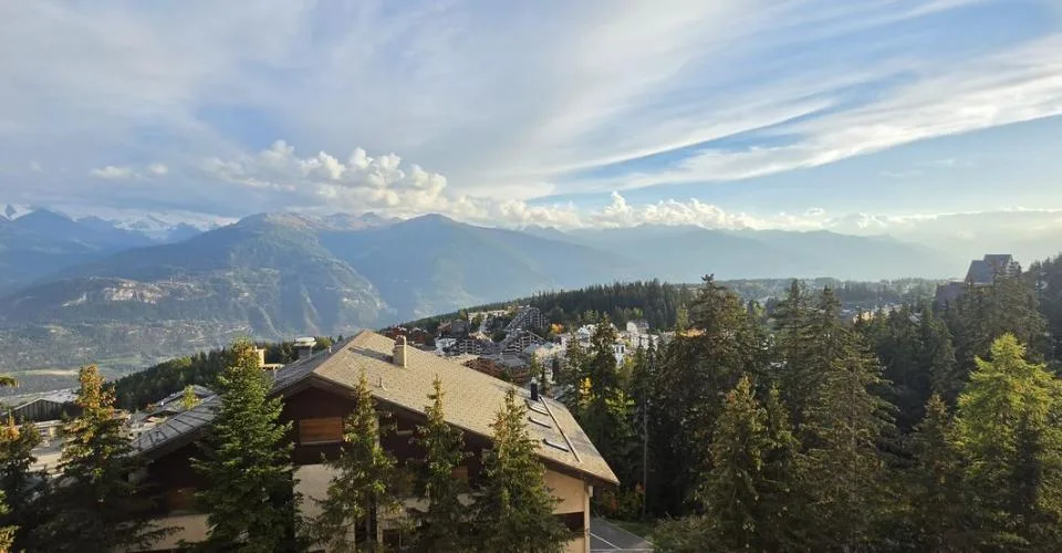 À louer à l'année - Appartement meublé de 2,5 pièces avec balcon et vue sur les montagnes – Foto 6 von 6