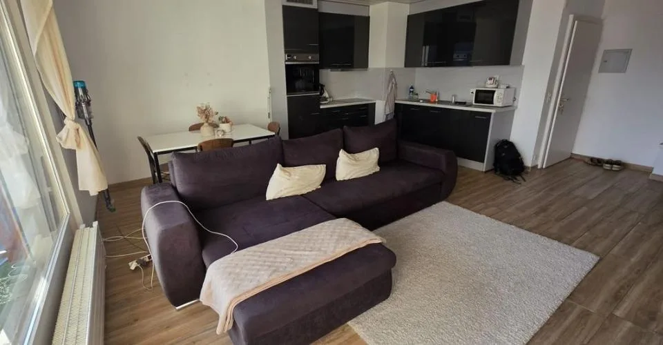 À louer à l'année - Appartement meublé de 2,5 pièces avec balcon et vue sur les montagnes – Foto 3 von 6