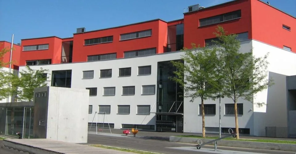 A 3 min. de la Gare CFF et de l'OFS, sous les écoles HEG-ARC – Foto 2 von 2