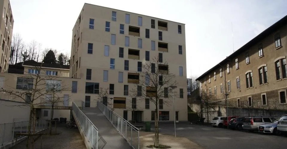 MODERNE ET LUMINEUX LOGEMENT DE 4.5 PIECES – photo 2 of 4