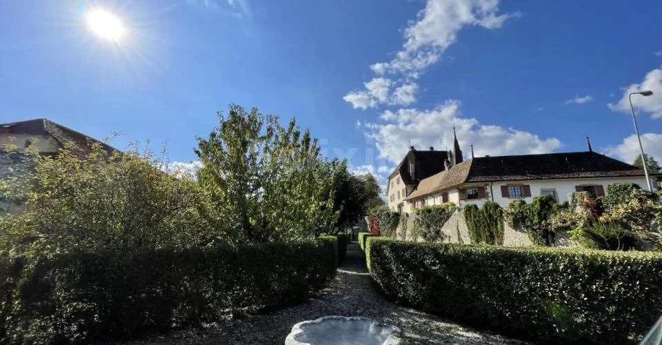 Amplio duplex di 5.5 locali in un contesto storico a Colombier – foto 2 di 3