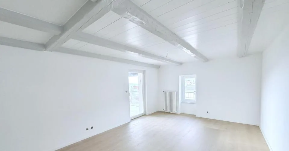 APPARTEMENT DE 4.5 PIÈCES ENTIÈREMENT RÉNOVÉ AVEC TERRASSE ET VUE SUR LA VALLÉE – foto 2 di 18