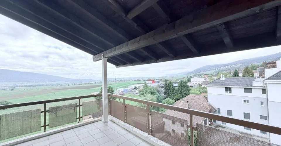 APPARTEMENT DE 4.5 PIÈCES ENTIÈREMENT RÉNOVÉ AVEC TERRASSE ET VUE SUR LA VALLÉE – foto 9 di 18
