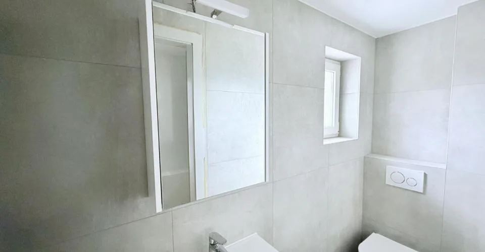 APPARTEMENT DE 4.5 PIÈCES ENTIÈREMENT RÉNOVÉ AVEC TERRASSE ET VUE SUR LA VALLÉE – foto 8 di 18