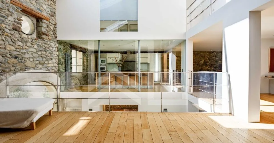 A LOUER - UNE PROPRIÉTÉ AU CARACTÈRE ARCHITECTURAL UNIQUE – foto 8 di 13