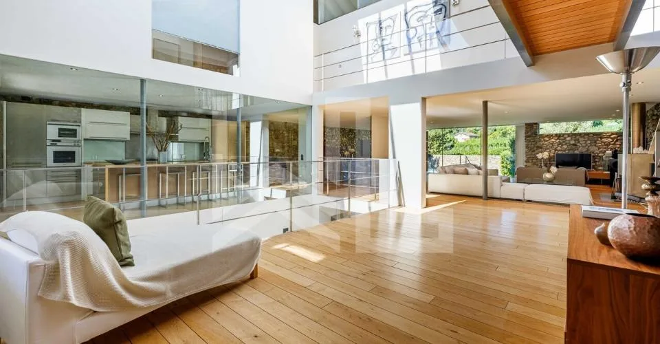 A LOUER - UNE PROPRIÉTÉ AU CARACTÈRE ARCHITECTURAL UNIQUE – foto 4 di 13