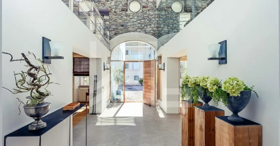 A LOUER - UNE PROPRIÉTÉ AU CARACTÈRE ARCHITECTURAL UNIQUE – foto 2 di 13