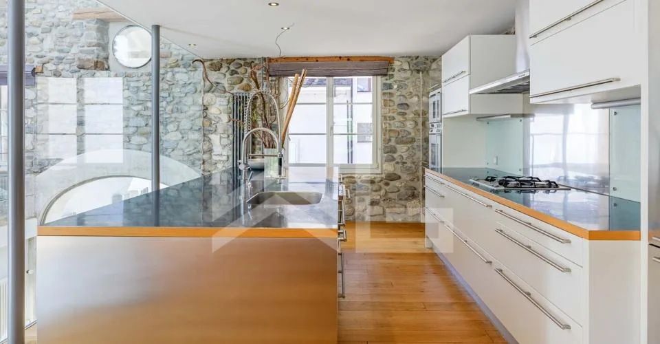 A LOUER - UNE PROPRIÉTÉ AU CARACTÈRE ARCHITECTURAL UNIQUE – foto 7 di 13