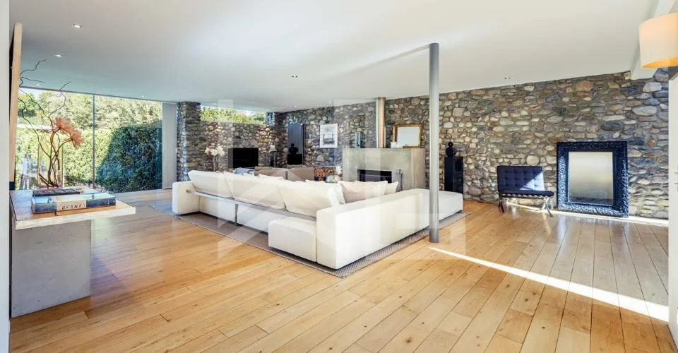 A LOUER - UNE PROPRIÉTÉ AU CARACTÈRE ARCHITECTURAL UNIQUE – foto 5 di 13