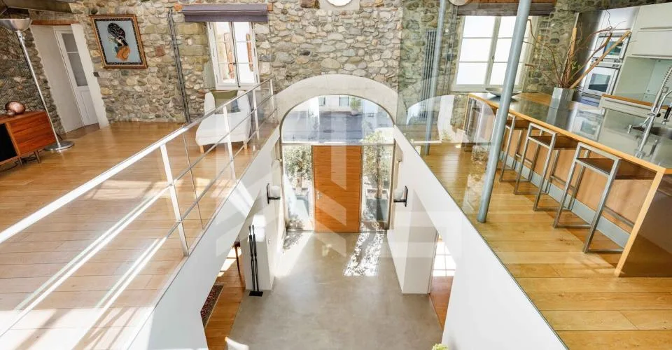 A LOUER - UNE PROPRIÉTÉ AU CARACTÈRE ARCHITECTURAL UNIQUE – foto 3 di 13