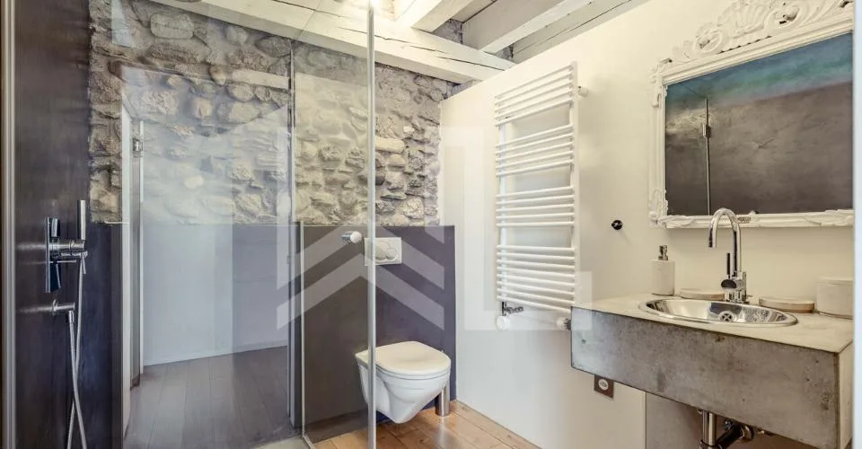 A LOUER - UNE PROPRIÉTÉ AU CARACTÈRE ARCHITECTURAL UNIQUE – foto 12 di 13