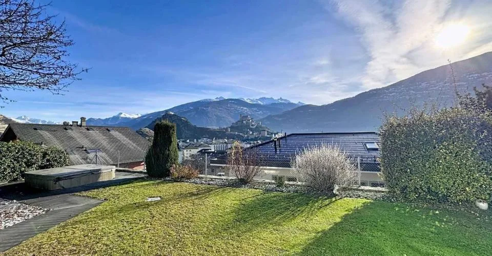 Propriété d’exception avec vue panoramique sur les châteaux | Quartier ultra recherché – photo 11 sur 11