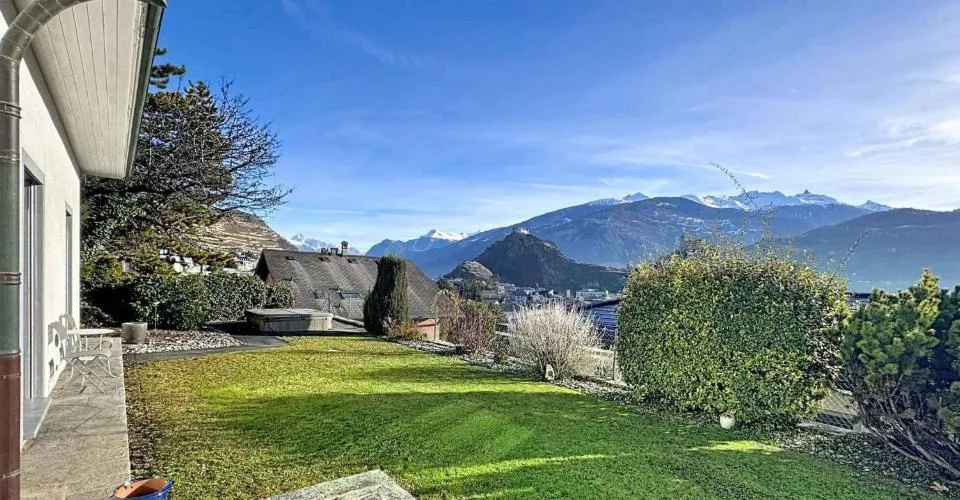 Propriété d’exception avec vue panoramique sur les châteaux | Quartier ultra recherché – photo 10 sur 11