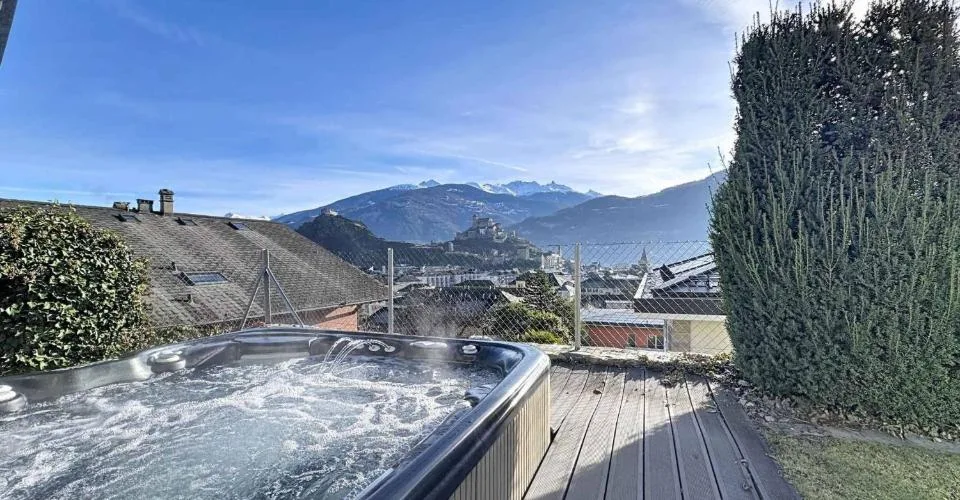 Propriété d’exception avec vue panoramique sur les châteaux | Quartier ultra recherché – photo 2 sur 11