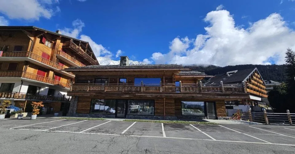 Au cœur de Verbier, place centrale - Superbe immeuble mixte – photo 3 sur 6
