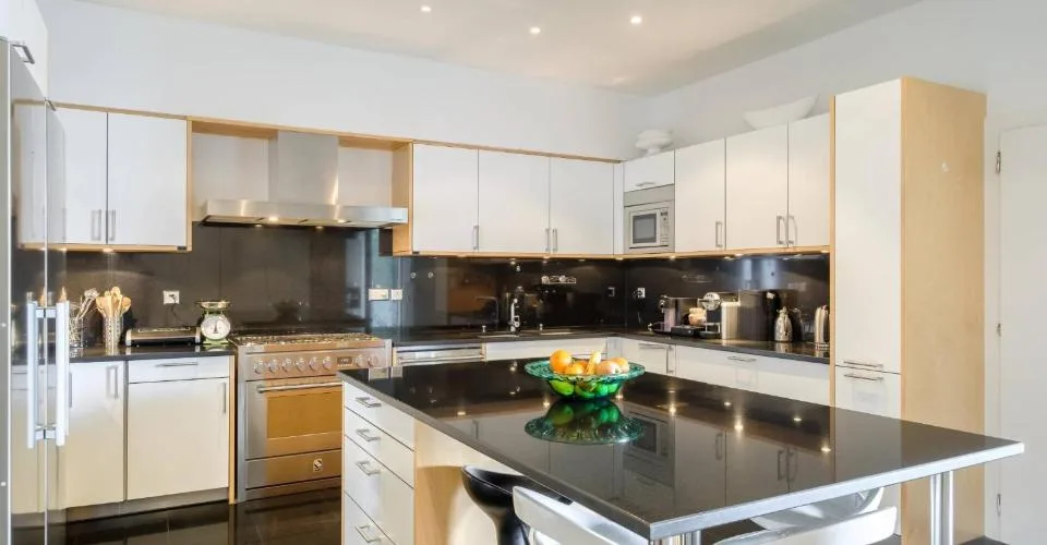 Magnifique appartement avec terrasse surplombant le lac – photo 3 sur 12